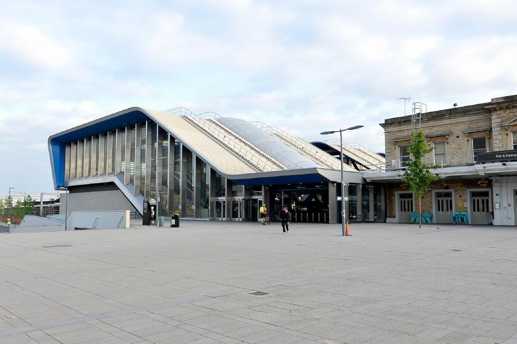 Select Sa - Canal Walk Reading Exterior photo